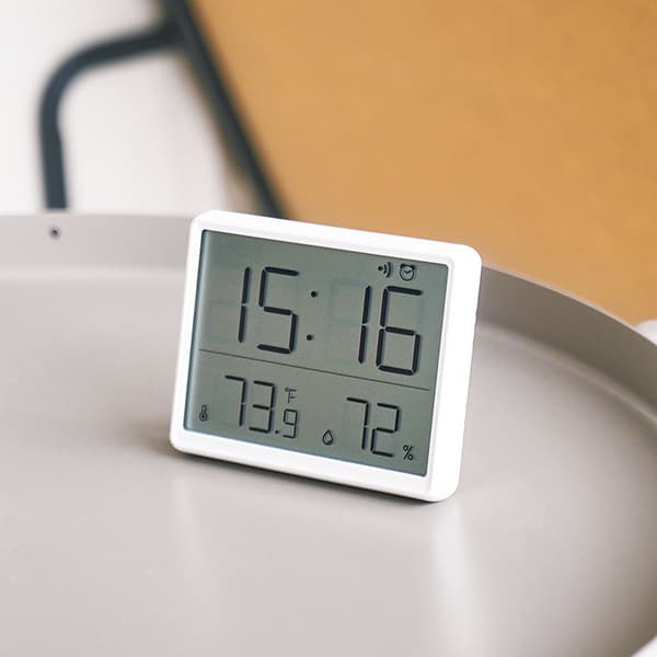 Smal elektronisk klocka, enkel digital klocka, väggmonterad LCD liten väckarklocka, multifunktionell elektronisk temperaturklocka