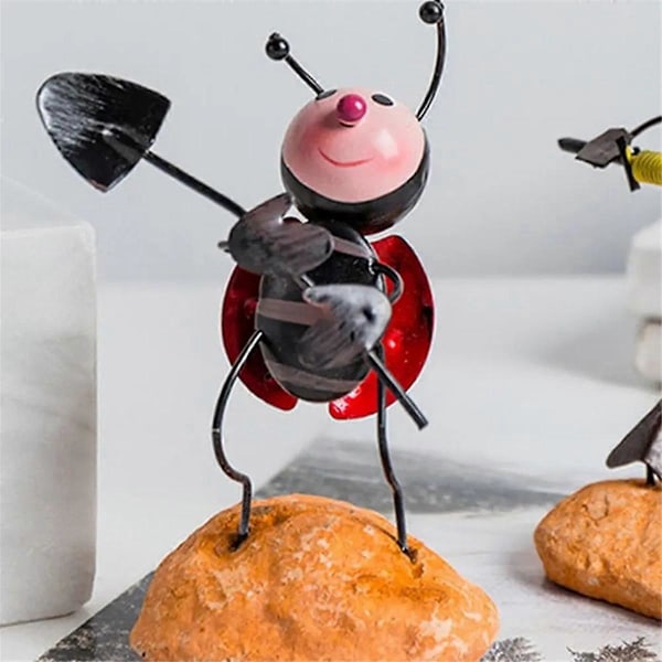 4 KPL Pieni Pöytäkoneen Koristelu Metallinen Puutarhanhoito Simulaatio Leppäkerttu BeetleDolls Eläinmalli Leppäkerttu O