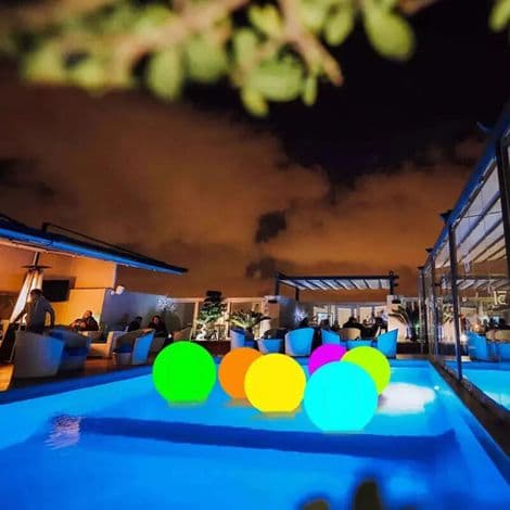 4 LED-valaistua uima-allaspalloa