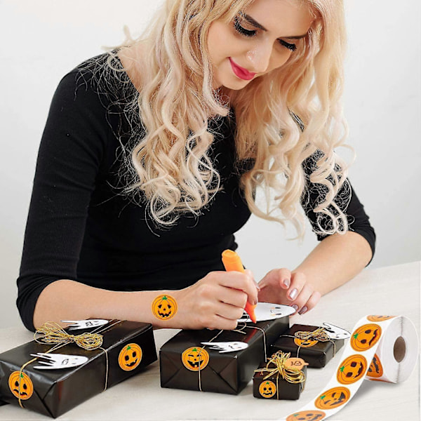 Rulla, jossa 500 kappaletta Halloween-kurpitsatarroja, söpöjä pyöreitä tarroja Halloweeniin