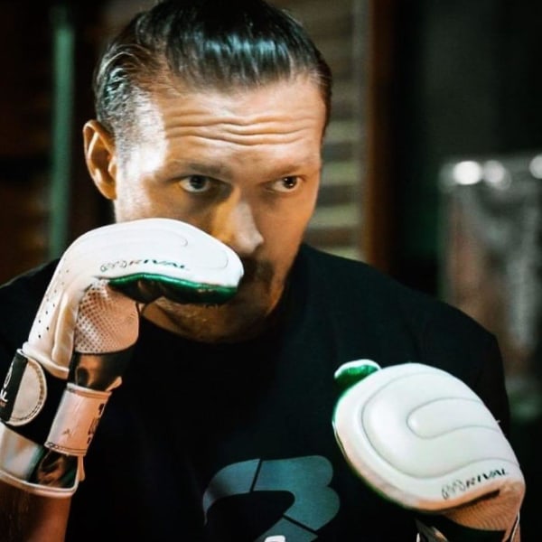 Rival Boxing RB5 handskar med kardborreväska Red M