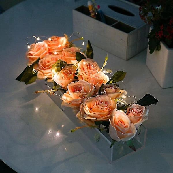 Rektangulär transparent akrylvas, lämplig för bordsblomsterarrangemang. Mått: 30 x 6,5 x 10 cm.