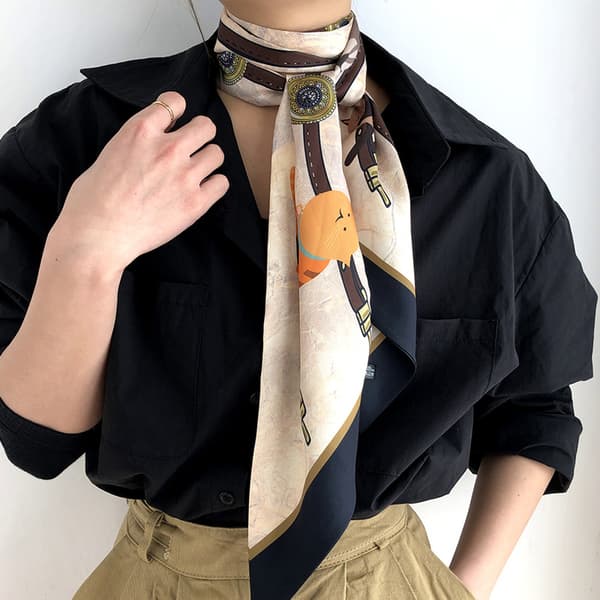 En chic tryckt silkesscarf för en stilfull accessoar