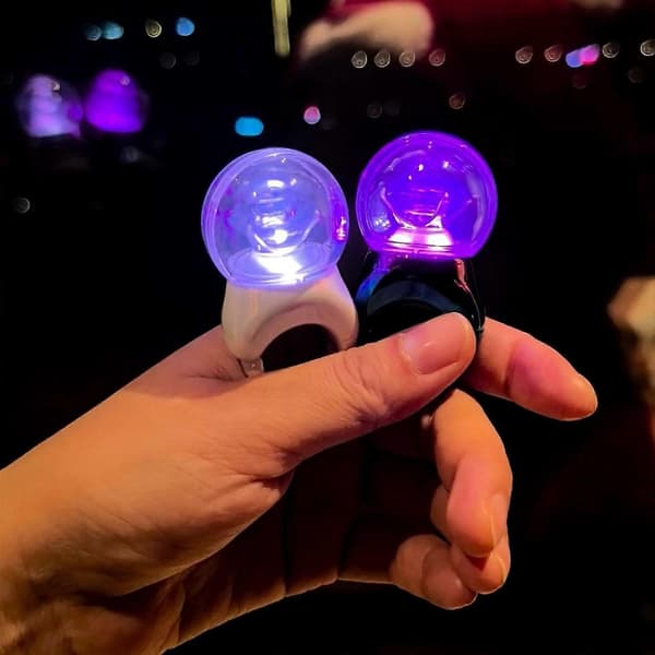 Multifunktionelle LED-støtteringtilbehør til koncerter og fester med langtidsholdbart batteri og behagelig pasform Hvid