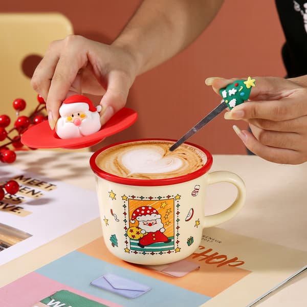 Jul-tema keramisk mugg presentförpackning (Tomte design) - 401-500ml, med lock och sked, julvattenmugg, julklappsmugg.