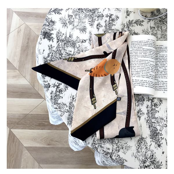 En chic tryckt silkesscarf för en stilfull accessoar
