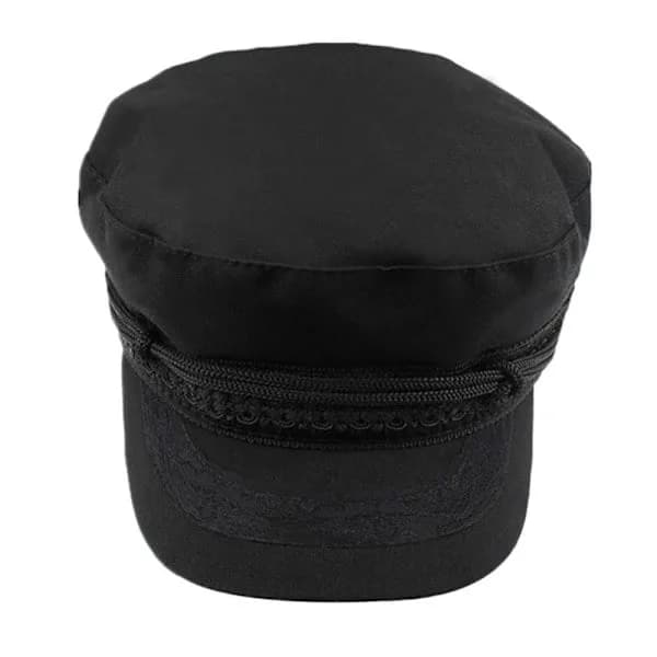 Kaptajnens hat – en tidløs klassiker – er tilbage i sort. One size fits all. Sort.