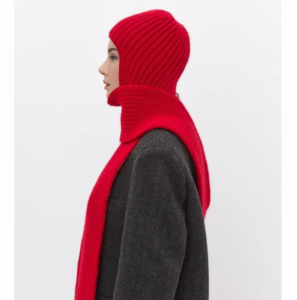 Röd, grovstickad mössa och halsduk - Mysig vinteroutfit