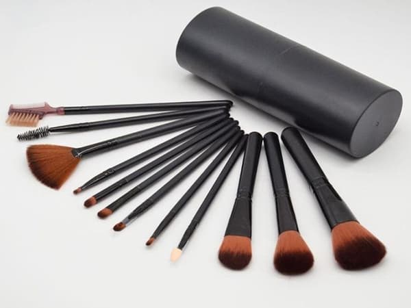 12 kappaleen meikkisivellinsetti kotelolla