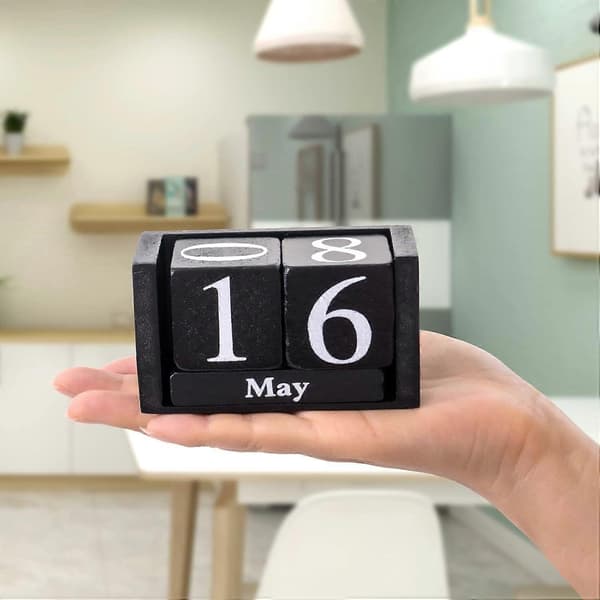 Skrivbordsunderlägg i trä med evighetskalender för visning av månad och datum