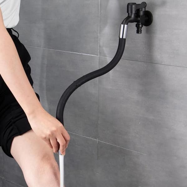 50 cm fleksibelt kranforlengelsesrør, svart