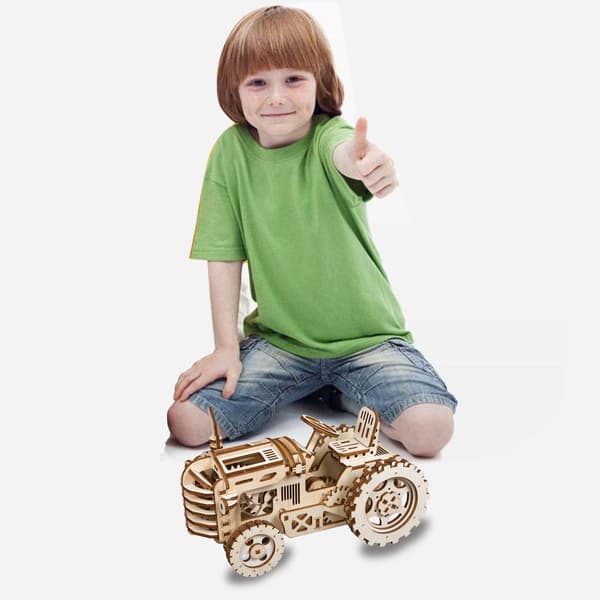 Mekanisk traktor 3D laserkuttet trepuslespill for limfri selvmontering
