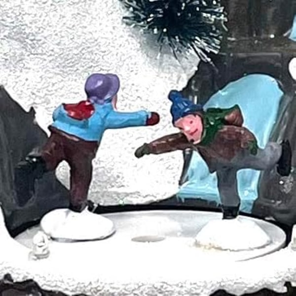 Harpiks Julelandsby Hus med Tog, Julehus Samlefigur med LED Lys (Skøjteløber) D