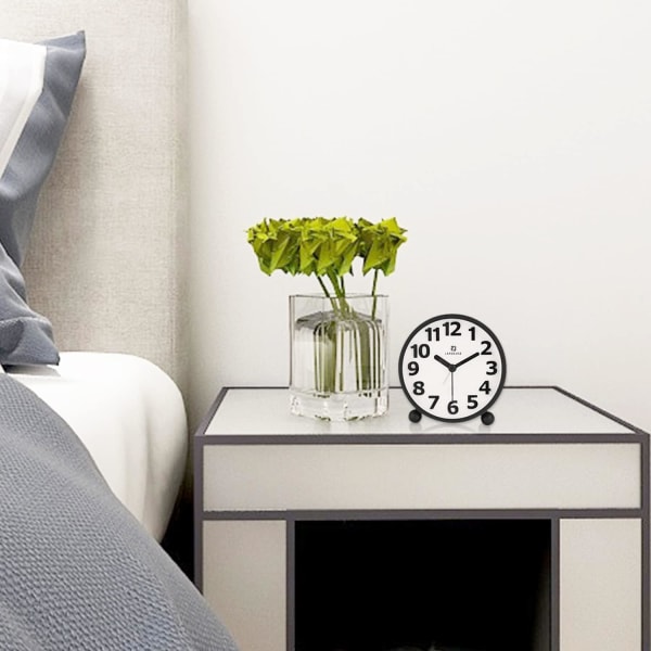 Tyst analog alarmklocka, svart metallstora 3D-siffror, snooze