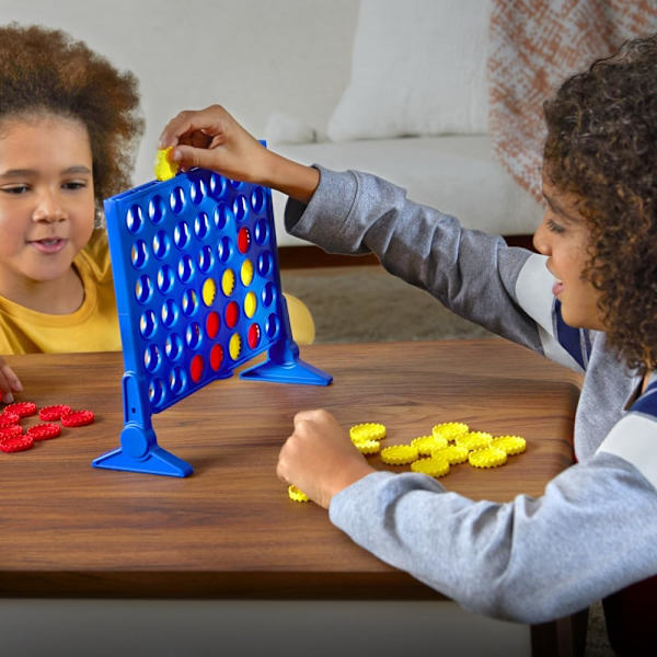 2-pakning med klassisk Connect Four strategispill; for alderen 6 og oppover; 4 brikker på rad