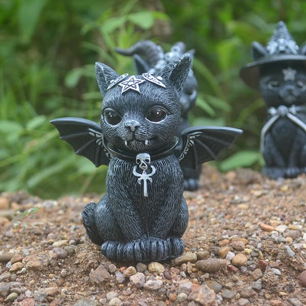Vingad ockult kattfigur, polyresin, svart och silver, 10 cm
