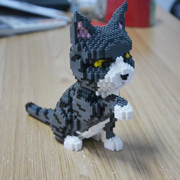 Katt som gir labb. Figur å sette sammen med nanoblocks.