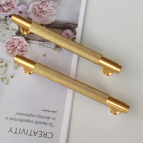Set med 2 Moderna Guld Skåpsknoppar 128mm Hålavstånd Kök