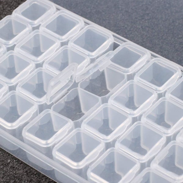 Smyckeskrin i klar plast med 28 små fack