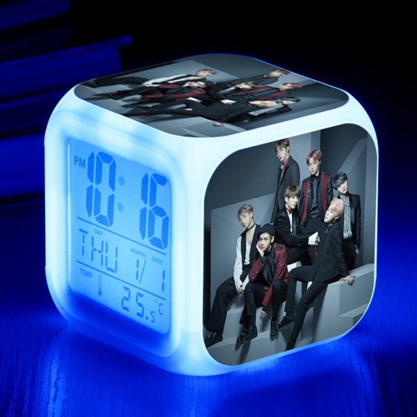 BTS Digital väckarklocka（B）, Colorful Lights Alarm Clock Square Cl