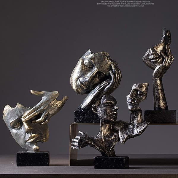 Stille parstatue, moderne kunstfigur stue interiør