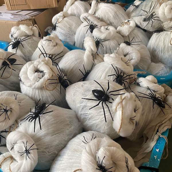 Halloween-rekvisiitta ylösalaisin hohtava kallo