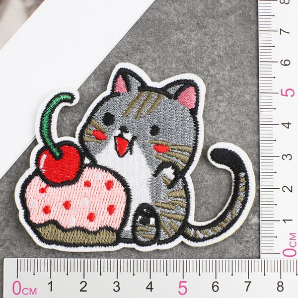 Broderad tyg datoretikett tecknad katt dessert katt rea