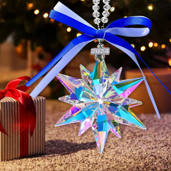 Julkulor i kristall med snöflingor, färgglada och vackra julkulor för flickor 2024