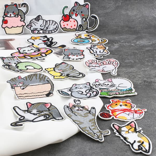 Broderad tyg datoretikett tecknad katt dessert katt rea