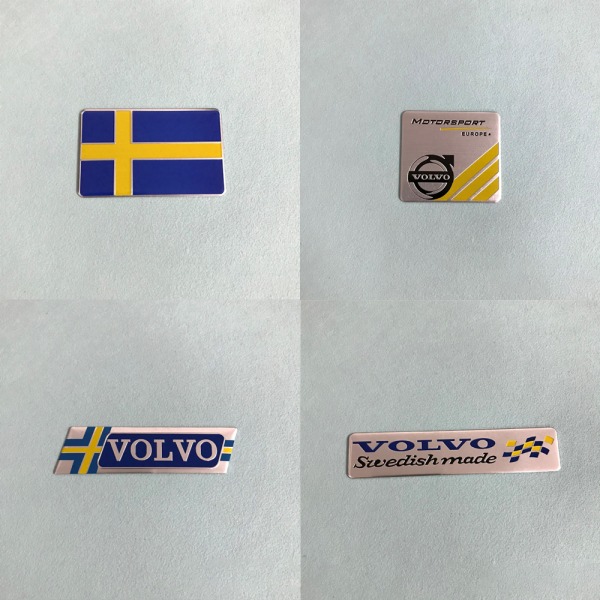 (Kvadratisk svensk flagg + firkantet Volvo-logo + VOLVO parallellogram +