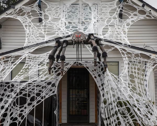 Stor mængde strækbar edderkoppespind til Halloween-udendørsdekoration