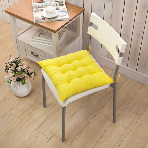 Keltainen kodin koristeellinen istuintyyny toimistotuolien sohvan selkänojaan