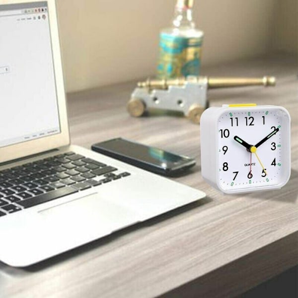 Tyst analog väckarklocka utan tickande, skonsam väckning, pipande ljud, volymökning, batteridriven snooze- och ljusfunktioner, enkel inställning