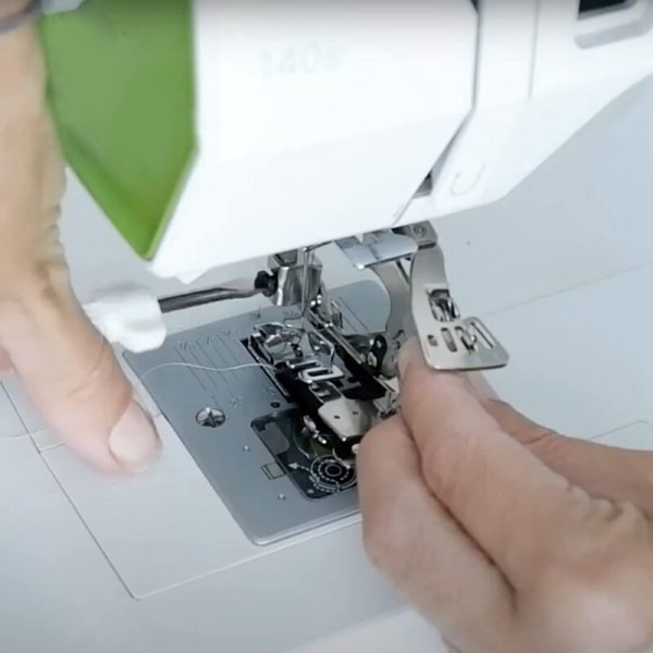 Sew Ruffler -universaali ompelukoneen jalka, joka tekee tasaisia laskoksia ja rypytyksiä kevyille ja keskipaksuille kankaille