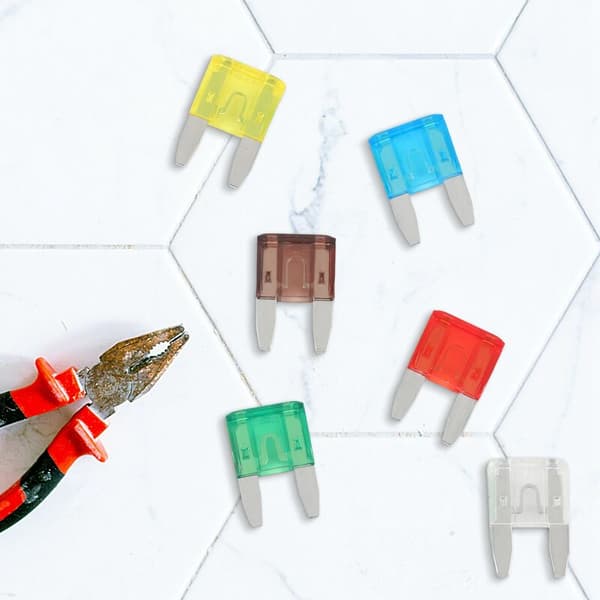 30 Mini-sulakepistokesarjan autoon
