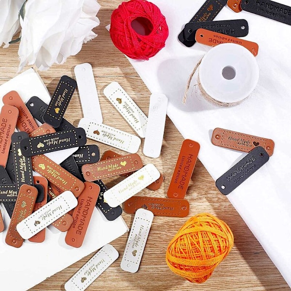 120 st Faux Läder Handgjorda Etiketter Präglade Etikettknappar med Hål Präglade Etikettprydnader Stickning DIY Tillbehör