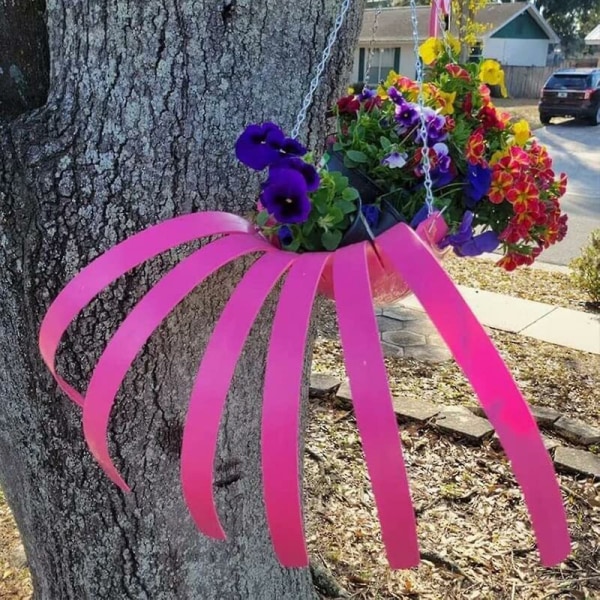 Lentävä papukaija ja lentävä flamingo-ruukku, kirkas värikäs lintu roikkuva istutusastia, puutarhan kukkaistutusruukku