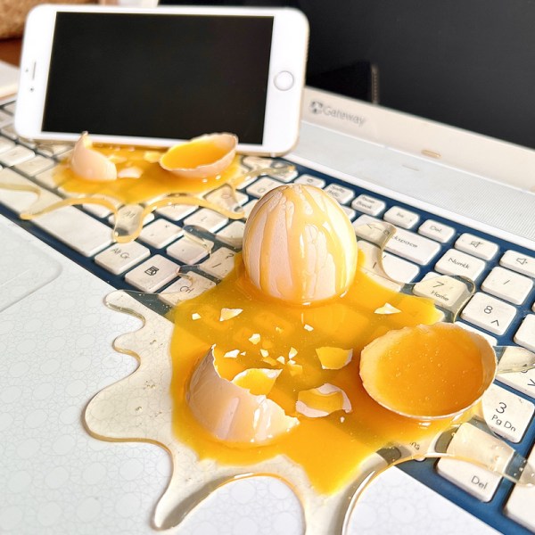 Aikuisten kepponen lahja, rikki kananmuna kepponen rekvisiitta hauska huijaus stress relief matkapuhelinteline Aprillipäivä Halloween-juhlakoristelu hauska lelu