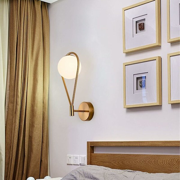 LED Justerbar Väggbelysning i Guld, Modern Industriell Retro Vägglampa för Inomhusbruk, Elegant Glaskula Rund Vägglampa i Metall för Vardagsrum