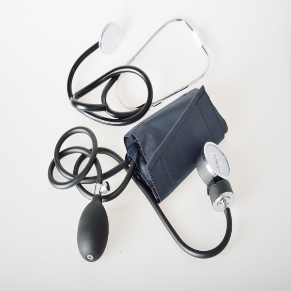 Manuell watch med stetoskop medicinsk arm blodtrycksmätare lyssnar på fostrets hjärtfrekvens dubbelrör dubbelhuvud stetoskop