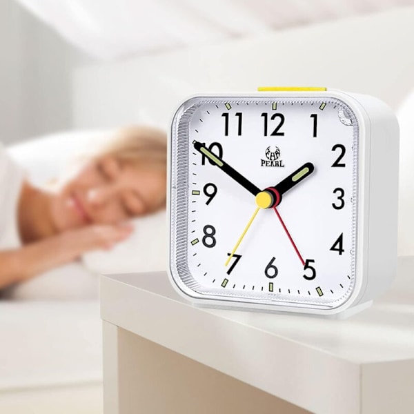 Tyst Analog Väckarklocka Liten Reseväckarklocka Tickfri Tyst Bordsklocka med Nattlampa Snooze-funktion Batteridriven Väckarklocka