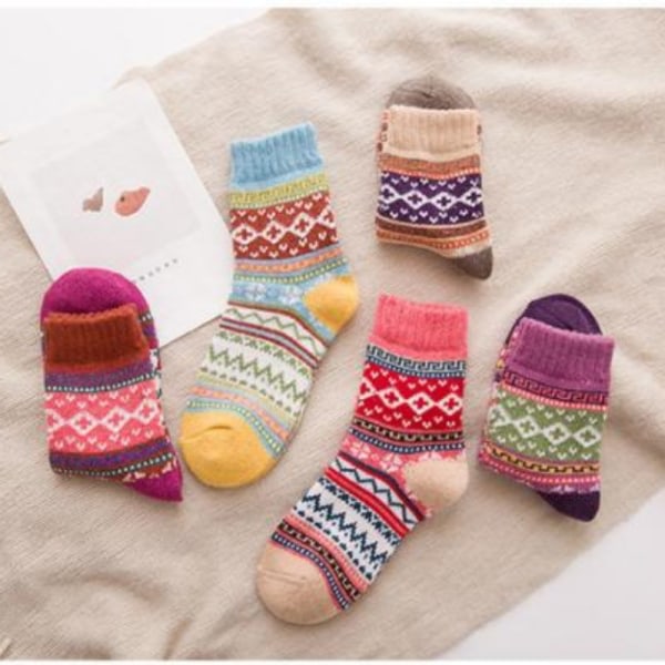 5 par strikkede sokker i flotte farver og mønstre, bølgede