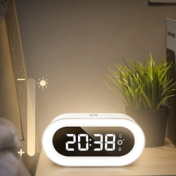 Liten fargerik LED digital vekkerklokke med snooze, enkel å betjene, full lysstyrke-demper, justerbar alarmvolum, strømuttak drevet kompakt