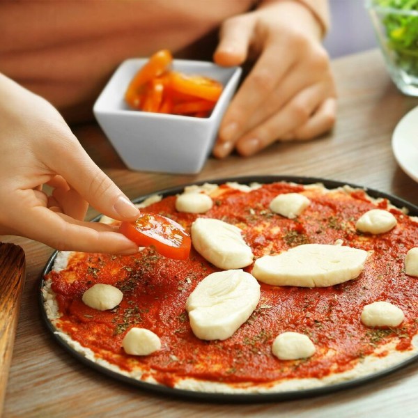 Sæt med 2 pizzatallerkener, runde, perforerede, non-stick, pizza & tarte flambée, kulstofstål, sprød tallerken, ∅ 32 cm, grå, Sunny