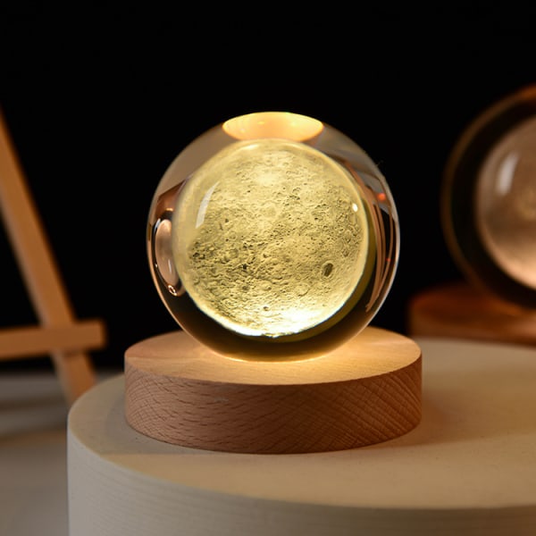 Henkilökohtainen lahja 3D kuu veistetty kristallipallo LED-yövalo, 8cm kristallipallo + 7cm lämmin valo pohja USB power , työpöydän koriste