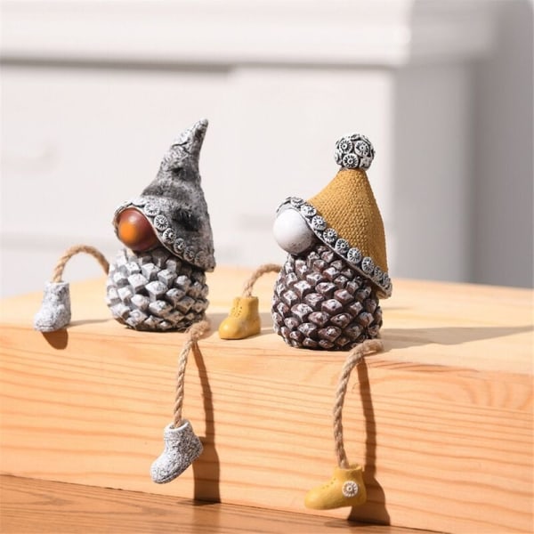 Hylle-gutter med dinglende ben, pinjekongle-nissefigurer, sett med 2 unike miniatyrdukke-statuer i harpiks uten