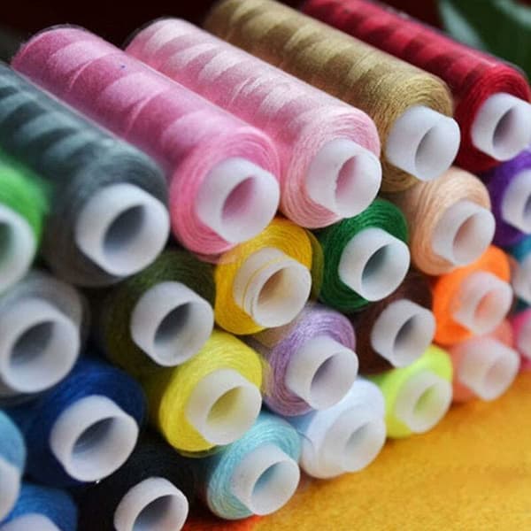 60 stk. spoler sytråd assorterede farver polyester til håndsyning
