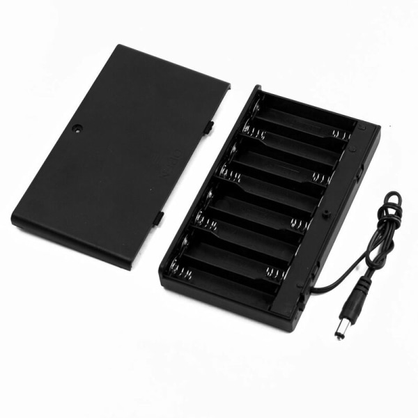 Boks med 2 AA 8X1.5V batterier med 2.1 x 5.5mm hannkontakt