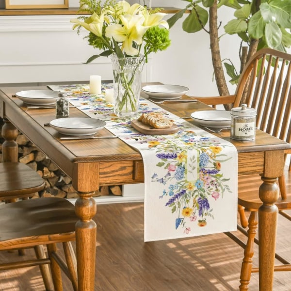 Blommande blommor tulpaner vårduk, säsongsbetonad påskhelg köksbordsdekoration för familjesammankomst inomhus