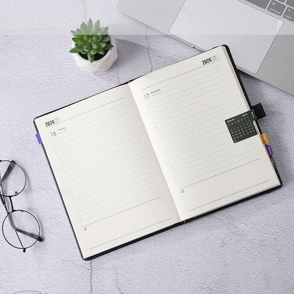 2024 Planner, 5.4\" x 8.3\" Akademisk Kalender, Daglig och Månadsvis Planerare med Pennhållare, Veganläder Hårdpärm